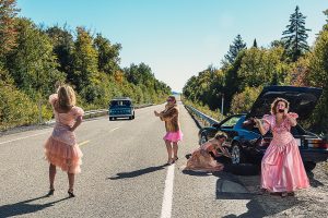 Mise en scène vintage des années 80 en triptyque. Tribulation de quatre demoiselles d'honneur qui ont une crevaison en se rendant à un mariage.