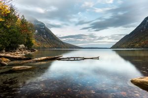 Paysage d'automne sur le lac Willoughby, au Vermont.