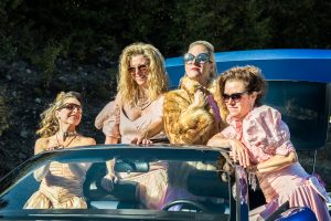 Mise en scène vintage des années 80 en triptyque. Tribulation de quatre demoiselles d'honneur qui ont une crevaison en se rendant à un mariage.