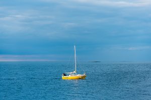 Voilier jaune sur le St-Laurent à Trois-Pistoles.