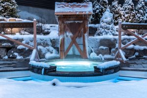 Scandinave Spa Mont-Tremblant - nouvelle phase INFINITÉ Prise de vue hivernale, à l'heure bleue. Décembre 2017, photographie d'affaires, photographe professionnelle, photo commerciale, photo pour site web et réseaux sociaux, Isabelle Michaud photographe, Laurentides, Mont-Tremblant, Montréal, Rive-Nord, Québec