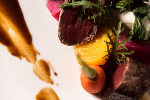 Le Rustique, Bar et restaurant - Lac Supérieur. Gros plan sur assiette de boeuf et légumes racines, photographie d'affaires, photographie culinaire, photographe professionnelle, photo commerciale, photo pour site web et réseaux sociaux, Isabelle Michaud photographe, Laurentides, Mont-Tremblant, Lac Supérieur, Rive-Nord, Québec