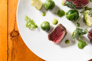 Le Rustique, Bar et restaurant - Lac Supérieur. Gros plan sur assiette de boeuf et choux de Bruxelles, photographie d'affaires, photographie culinaire, photographe professionnelle, photo commerciale, photo pour site web et réseaux sociaux, Isabelle Michaud photographe, Laurentides, Mont-Tremblant, Rive-Nord, Québec