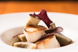 Le Rustique, Bar et restaurant - Lac Supérieur. Gros plan sur repas de pétoncles, photographie d'affaires, photographie culinaire,photographe professionnelle, photo commerciale, photo pour site web et réseaux sociaux, Isabelle Michaud photographe, Laurentides, Mont-Tremblant, Lac Supérieur, Rive-Nord, Québec