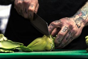 Le Rustique, Bar et restaurant - Lac Supérieur. Le chef Bruno Krivak coupe des artichauts, photographie d'affaires, photographie culinaire, photographe professionnelle, photo commerciale, photo pour site web et réseaux sociaux, Isabelle Michaud photographe, Laurentides, Mont-Tremblant, Lac Supérieur, Rive-Nord, Québec