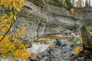 Isabelle Michaud photographe au canyon Observation à l'île d'Anticosti.