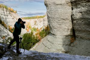 Isabelle Michaud photographe au canyon Observation à l'île d'Anticosti.