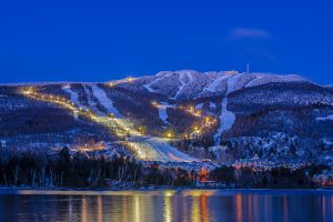 Mont-Tremblant illuminé, paysage, hiver, réflexion, longue exposition, photo de nuit, 24h Tremblant, photographe professionnelle, Isabelle Michaud photographe, Mont-Tremblant, Laurentides, Québec